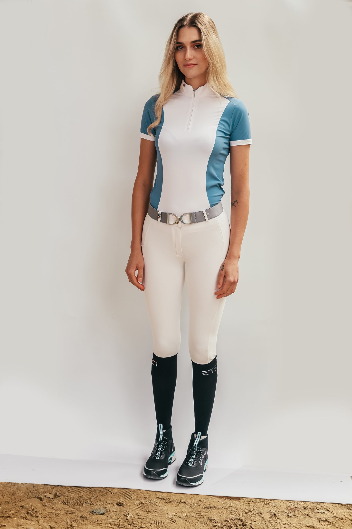 Lady wearing Cieli Equestrian white performance breeches